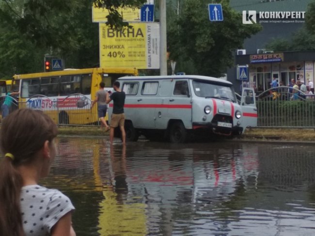 У «водяний полон» у Луцьку потрапила швидка