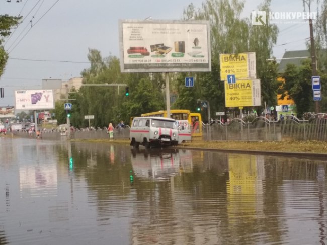 У «водяний полон» у Луцьку потрапила швидка
