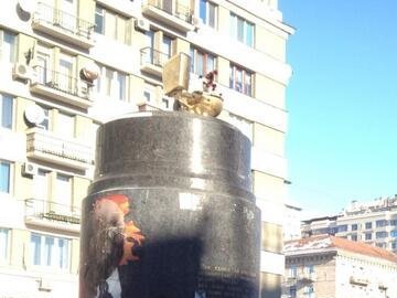 На місці Леніна у Києві поставили золотий унітаз. ФОТО