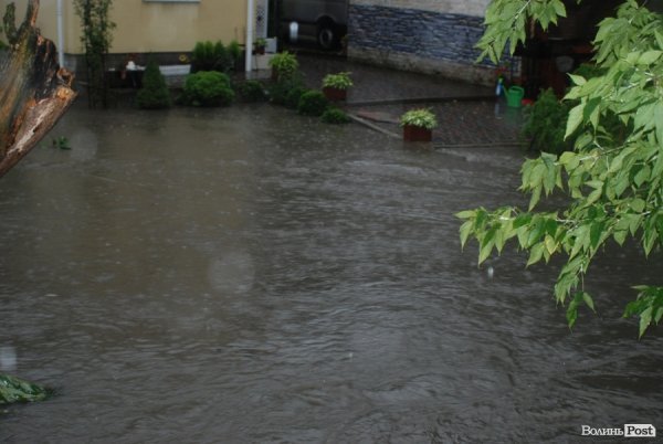 Сапалаївка підібралася до дворів будинків на вулиці Ярощука