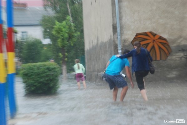 Люди «переходять море»