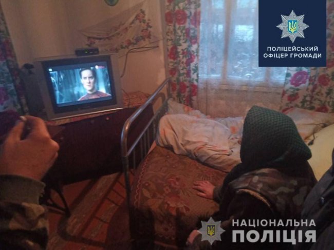 Нарубали дров та подарували телевізор: на Волині поліцейські опікуються пенсіонеркою. ФОТО