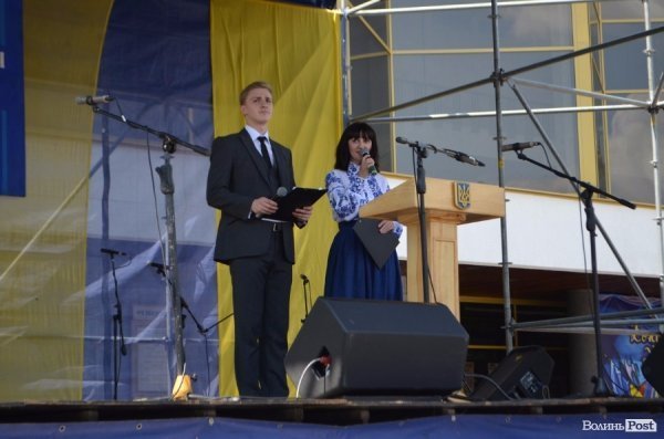 У Луцьку вже почали святкувати День Конституції. ФОТО