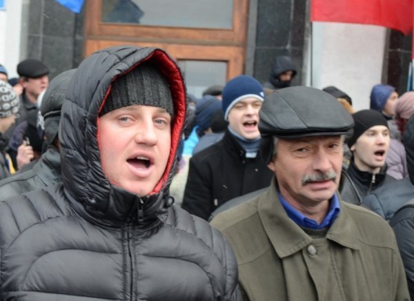 Страйк у Тернополі: над  «білим домом» підняли червоно-чорне знамено. ФОТО