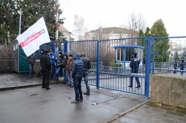 Страйк у Тернополі: над  «білим домом» підняли червоно-чорне знамено. ФОТО