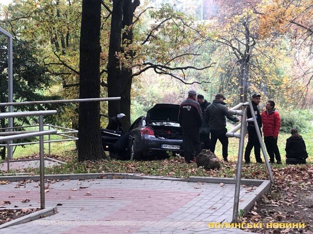 У Луцьку на ЛПЗ водій під наркотиками заїхав у сквер. ФОТО