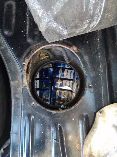 На «Устилузі» затримали авто, «заправлене» цигарками. ФОТО