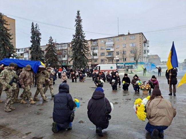 Двадцять місяців його доля була невідомою: у Ковелі попрощалися з воїном Ярославом Лукашуком