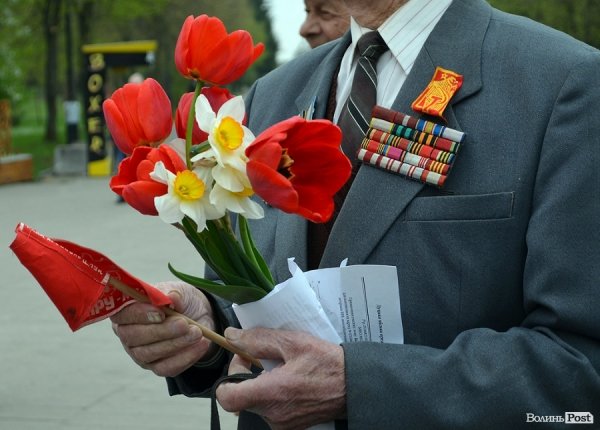 Святкувати «пєрвамай» в Луцьк приїхали комуністи з «Таїланду, Сінгапуру і Бермудів». ФОТО