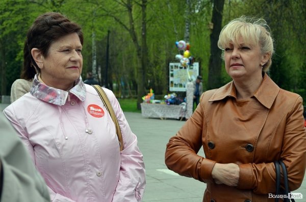 Святкувати «пєрвамай» в Луцьк приїхали комуністи з «Таїланду, Сінгапуру і Бермудів». ФОТО