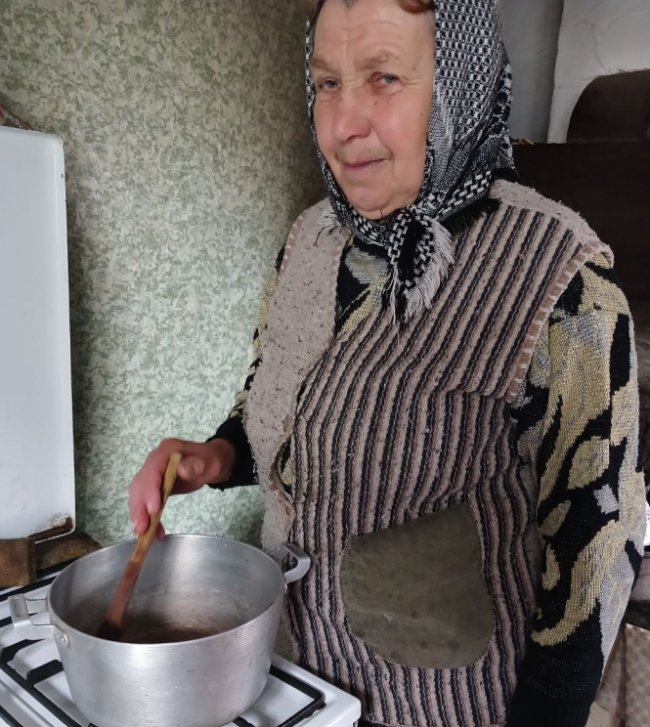 Рецепту понад 80 років: на Волині для воїнів виготовляють мазь, яка допомагає при травмах та опіках 