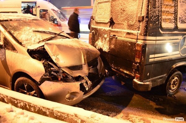 Аварія у Луцьку: через слизоту зіткнулися мікроавтобус, маршрутка і легковик. ФОТО
