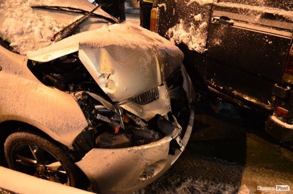 Аварія у Луцьку: через слизоту зіткнулися мікроавтобус, маршрутка і легковик. ФОТО