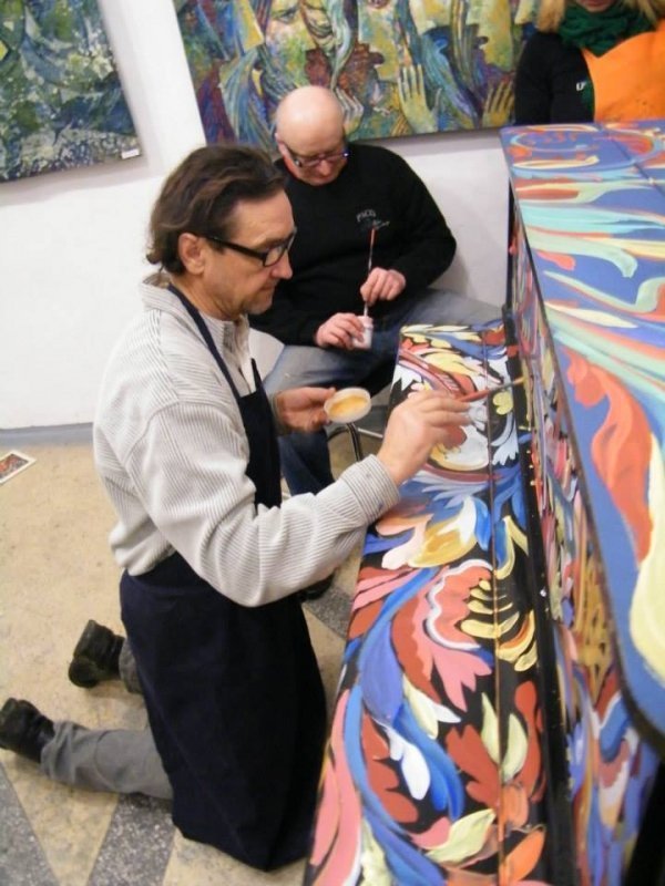 Революційне піаніно на луцькому Майдані. ФОТО