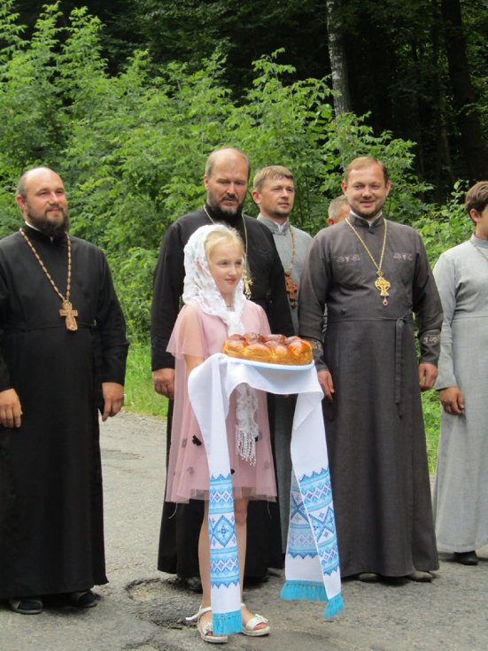 Священники та парафіяни Шацького благочиння нагодували учасників міжнародного хресного ходу. ФОТО 
