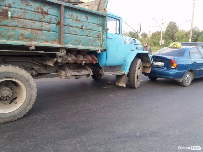 Аварія в Луцьку: зіткнулися вантажівка та таксі