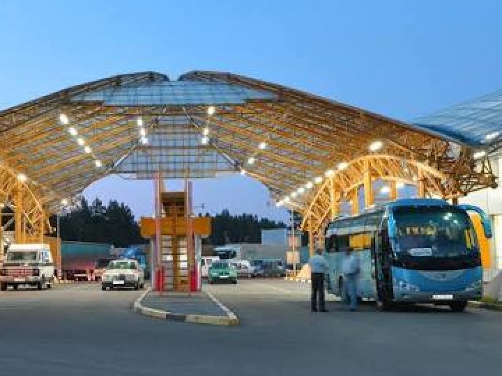 На Ягодині» викрили іноземця, який віз до Польщі рації військового призначення