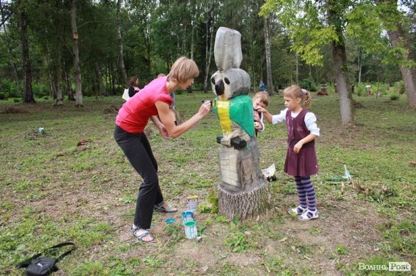 Дерева в луцькому парку перефарбували: почалась акція «Розмалюй фігуру в парку». ФОТО