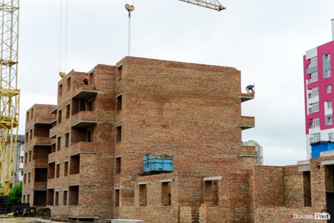 У Луцьку продовжують зводити яскраві оселі у ЖК «Caramel Residence». ФОТО*