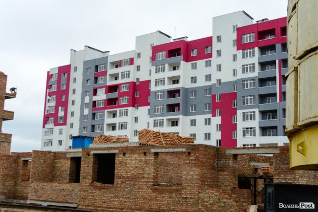 У Луцьку продовжують зводити яскраві оселі у ЖК «Caramel Residence». ФОТО*