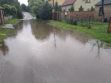«Позор і стид», - мешканка села під Луцьком про місцеву дорогу. ФОТО