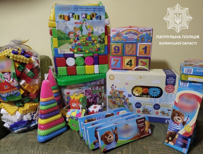 Волинські патрульні привітали з Днем святого Миколая дітей з інвалідністю. ФОТО
