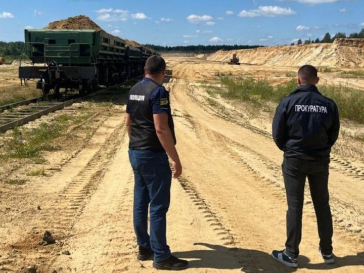 Вкрали понад 60 тисяч тонн піску в «Укрзалізниці»: на Волині судять начальника кар'єру і його працівників