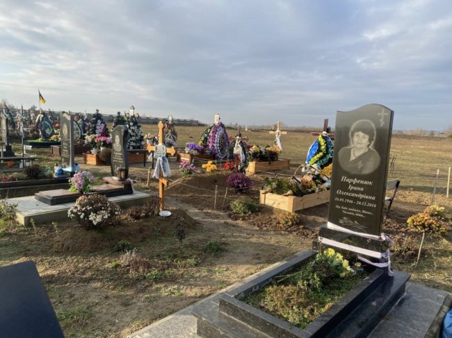 І слідів немає: у Луцькому районі невідомі вкрали з кладовища туї та вази