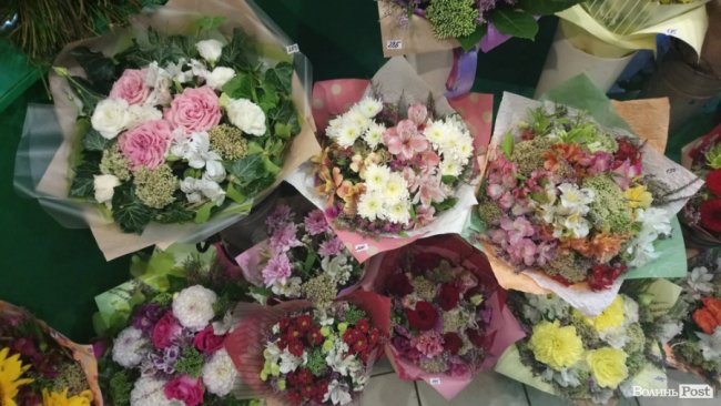 «Квітковий бум» на перший дзвоник: ціни в Луцьку. ФОТО