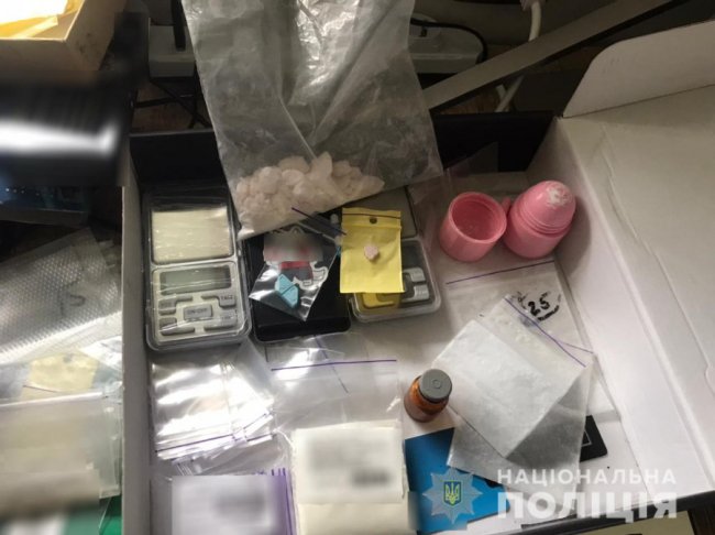 Поліція викрила чоловіка і жінку, які торгували наркотиками у Луцьку