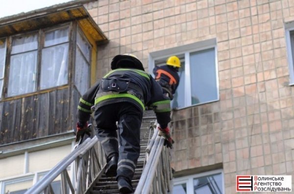 У Луцьку пожежа: п’яний мешканець квартири заснув з запаленою цигаркою. ФОТО 