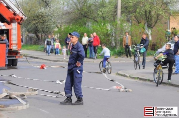 У Луцьку пожежа: п’яний мешканець квартири заснув з запаленою цигаркою. ФОТО 