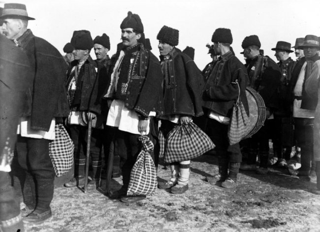 «Рябі сумки» в руках українців на фото сторічної давнини