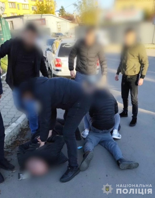 Затримали 23-річного наркозбувача, який перекинув психотропні речовини на територію ізолятора у Луцьку