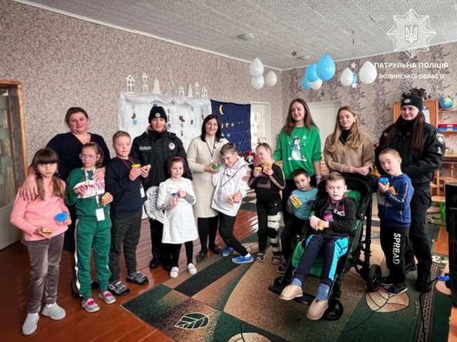 На Волині патрульні подарували краплинку радості малечі