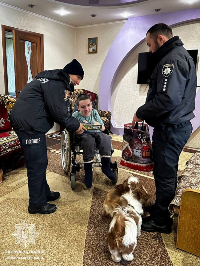 На Волині патрульні подарували краплинку радості малечі