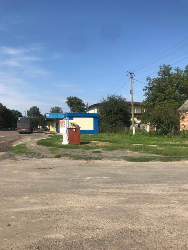 Нестерпний сморід у місті: в Устилузі комунальники два тижні не вивозять сміття. ФОТО