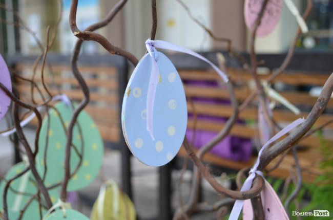 Традиційні писанки, яскраві курчатка і апетитні паски: великодній Луцьк. ФОТОРЕПОРТАЖ