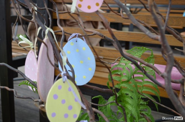 Традиційні писанки, яскраві курчатка і апетитні паски: великодній Луцьк. ФОТОРЕПОРТАЖ