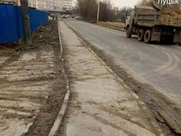 Луцькі муніципали «зловили» будівельників, які забруднили дорогу