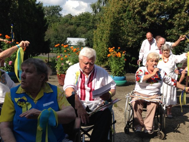 «Любіть Україну»: у луцькому центрі люди особливої долі влаштували флешмоб. ФОТО