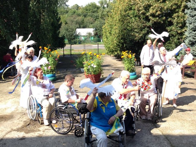 «Любіть Україну»: у луцькому центрі люди особливої долі влаштували флешмоб. ФОТО