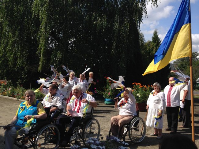 «Любіть Україну»: у луцькому центрі люди особливої долі влаштували флешмоб. ФОТО