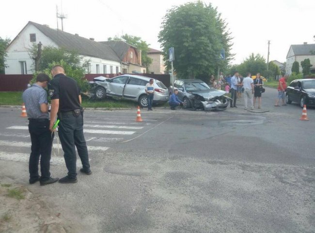 Аварія у Ківерцях: машина знесла дерево. ФОТО