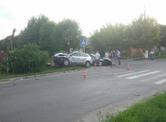 Аварія у Ківерцях: машина знесла дерево. ФОТО