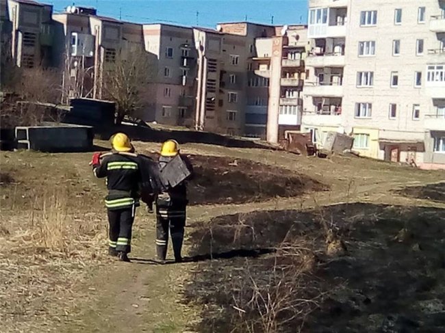 У Нововолинську невідомі влаштували пожежу біля трансформаторної будки. ФОТО