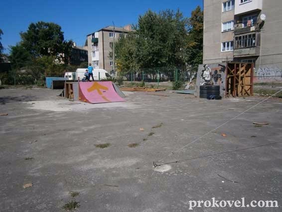 Майданчик для екстремальних видів спорту у Ковелі перетворився на купу сміття. ФОТО