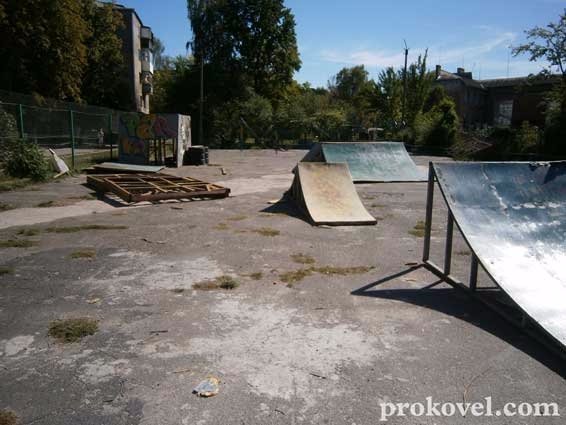 Майданчик для екстремальних видів спорту у Ковелі перетворився на купу сміття. ФОТО