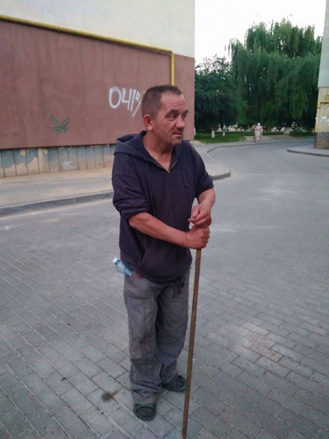 Закликають допомогти безхатькові, який живе під сходами магазину у Луцьку