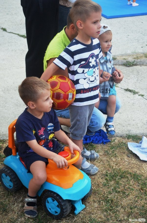 Акробати та гімнасти відкрили спортивний майданчик у Луцьку. ФОТО